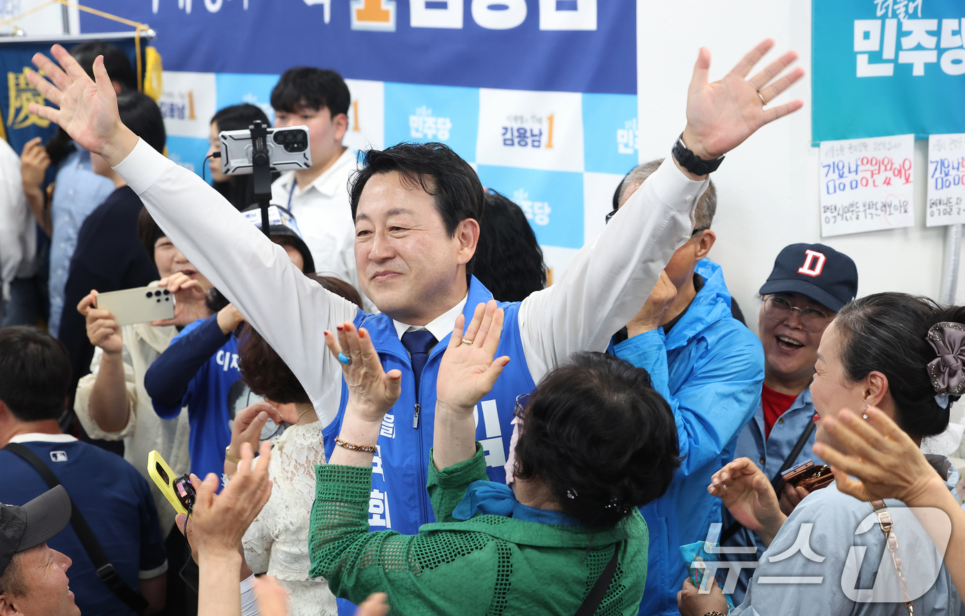 (평택=뉴스1) 김영운 기자 = 김용남 더불어민주당 경기 팽택을 국회의원 후보가 15일 경기 평택시 안중읍 선거사무소에서 열린 개소식에서 지지자들에게 인사하고 있다. (공동취재) …
