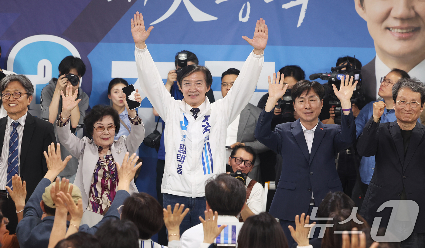 (평택=뉴스1) 김영운 기자 = 조국 조국혁신당 경기 팽택을 국회의원 후보가 15일 경기 평택시 안중읍 선거사무소에서 열린 개소식에서 기념촬영을 하고 있다. (공동취재) 2026. …