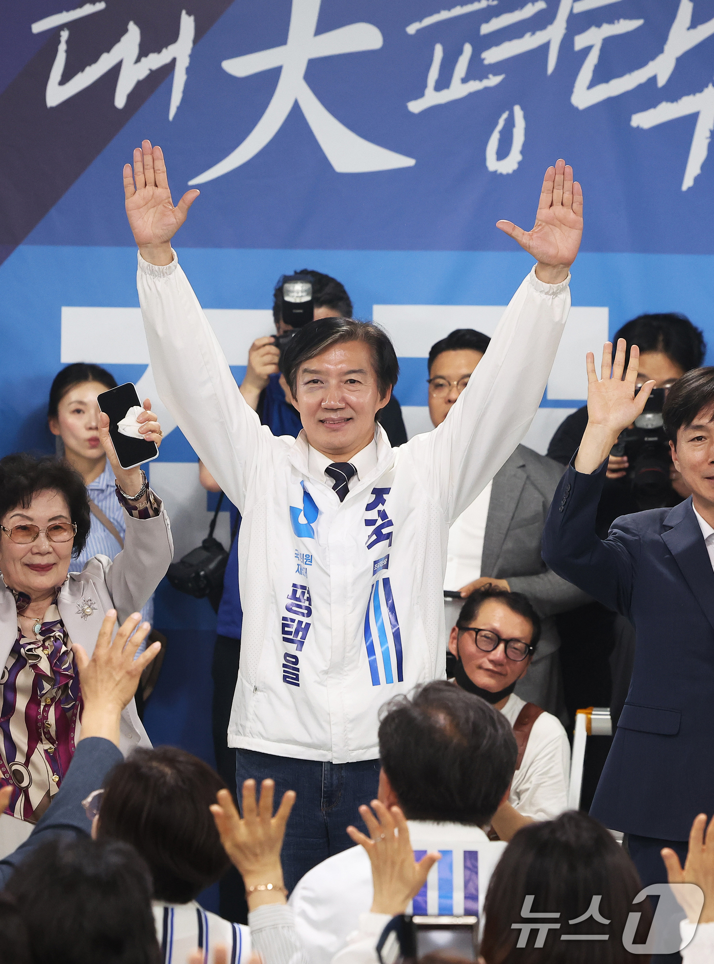 (평택=뉴스1) 김영운 기자 = 조국 조국혁신당 경기 팽택을 국회의원 후보가 15일 경기 평택시 안중읍 선거사무소에서 열린 개소식에서 기념촬영을 하고 있다. (공동취재) 2026. …