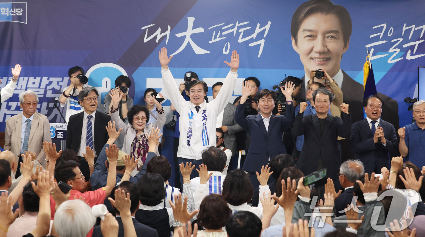 (평택=뉴스1) 김영운 기자 = 조국 조국혁신당 경기 팽택을 국회의원 후보가 15일 경기 평택시 안중읍 선거사무소에서 열린 개소식에서 기념촬영을 하고 있다. (공동취재) 2026. …
