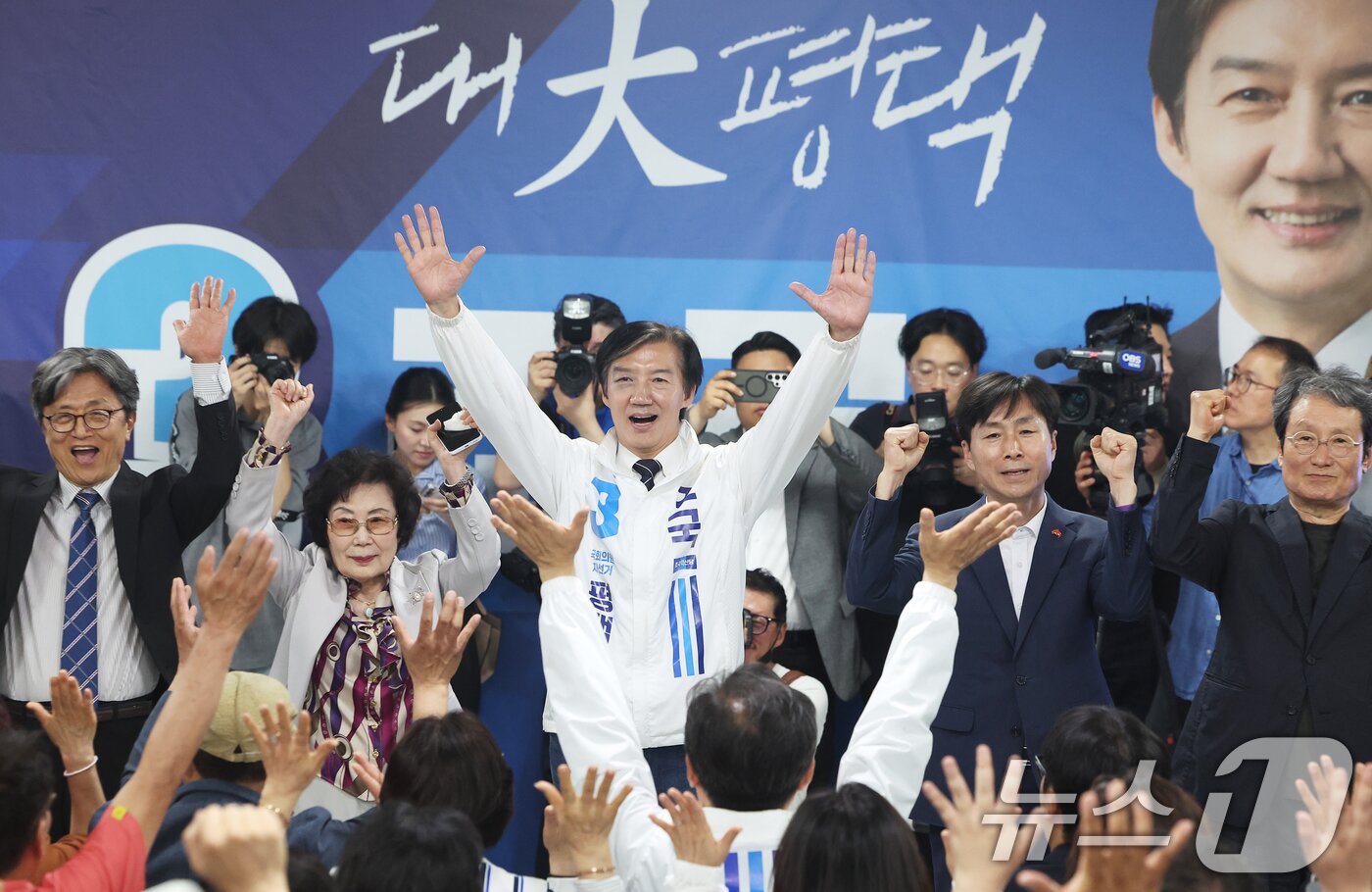 본문 이미지 - 조국 조국혁신당 경기 평택을 국회의원 후보가 15일 경기 평택시 안중읍 선거사무소에서 열린 개소식에서 기념촬영을 하고 있다. (공동취재) 2026.5.16 ⓒ 뉴스1 김영운 기자