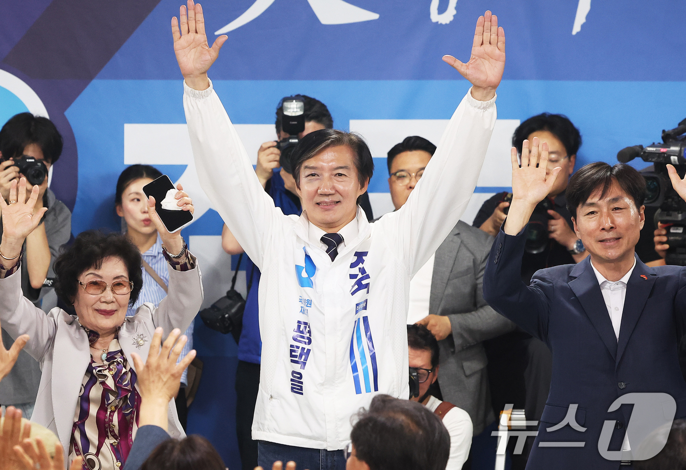 (평택=뉴스1) 김영운 기자 = 조국 조국혁신당 경기 팽택을 국회의원 후보가 15일 경기 평택시 안중읍 선거사무소에서 열린 개소식에서 기념촬영을 하고 있다. (공동취재) 2026. …