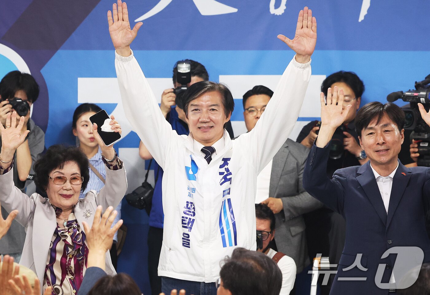 본문 이미지 - 조국 조국혁신당 경기 팽택을 국회의원 후보가 15일 경기 평택시 안중읍 선거사무소에서 열린 개소식에서 기념촬영을 하고 있다. (공동취재) 2026.5.16 ⓒ 뉴스1 김영운 기자