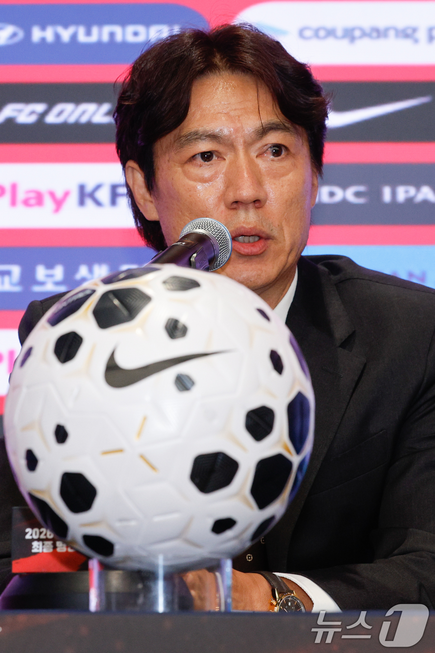 (서울=뉴스1) 안은나 기자 = 홍명보 감독이 16일 오후 서울 종로구 KT온마당에서 2026 FIFA 북중미 월드컵 대한민국 축구대표팀 최종 명단을 발표, 취재진 질의에 답하고 …
