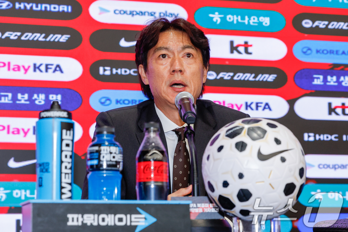 (서울=뉴스1) 안은나 기자 = 홍명보 감독이 16일 오후 서울 종로구 KT온마당에서 2026 FIFA 북중미 월드컵 대한민국 축구대표팀 최종 명단을 발표, 취재진 질의에 답하고 …