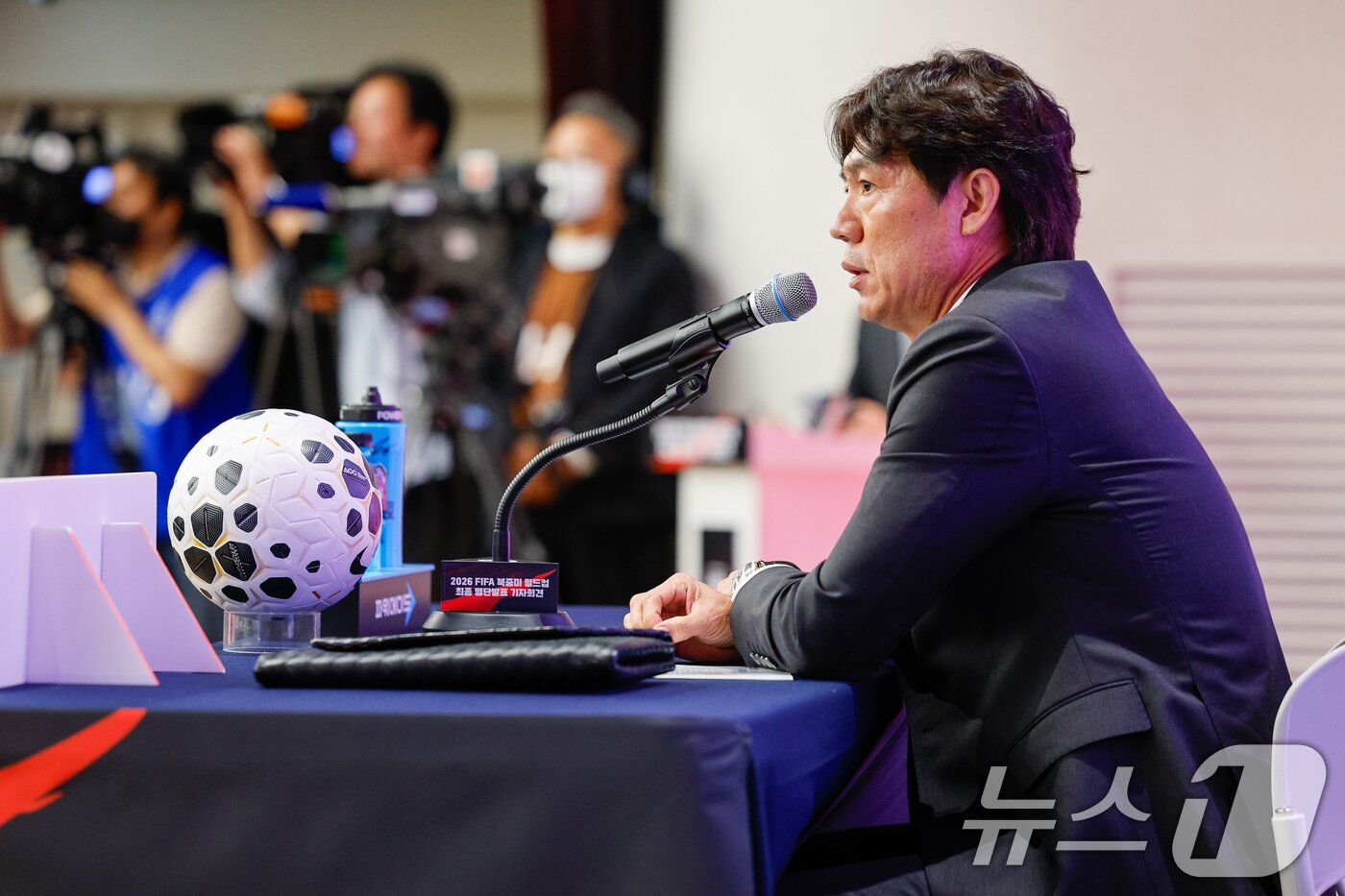 본문 이미지 - 홍명보 감독이 16일 오후 서울 종로구 KT온마당에서 2026 FIFA 북중미 월드컵 대한민국 축구대표팀 최종 명단을 발표, 취재진 질의에 답하고 있다. 2026.5.16 ⓒ 뉴스1 안은나 기자