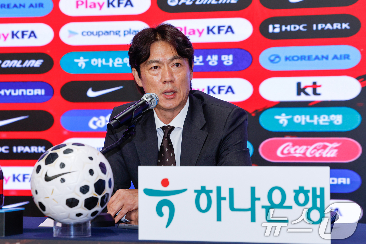 (서울=뉴스1) 안은나 기자 = 홍명보 감독이 16일 오후 서울 종로구 KT온마당에서 2026 FIFA 북중미 월드컵 대한민국 축구대표팀 최종 명단을 발표, 취재진 질의에 답하고 …