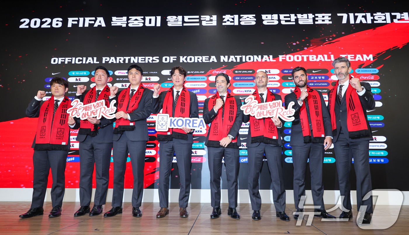 (서울=뉴스1) 안은나 기자 = 홍명보 감독을 비롯한 대한민국 축구국가대표팀 코칭스태프들이 16일 오후 서울 종로구 KT온마당에서 2026 FIFA 북중미 월드컵 최종 명단 발표 …
