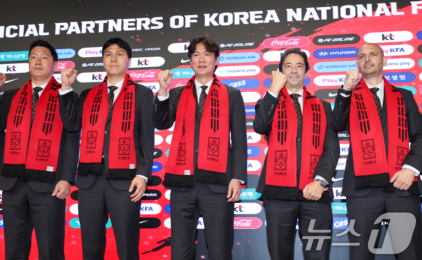 (서울=뉴스1) 안은나 기자 = 홍명보 감독을 비롯한 대한민국 축구국가대표팀 코칭스태프들이 16일 오후 서울 종로구 KT온마당에서 2026 FIFA 북중미 월드컵 최종 명단 발표 …