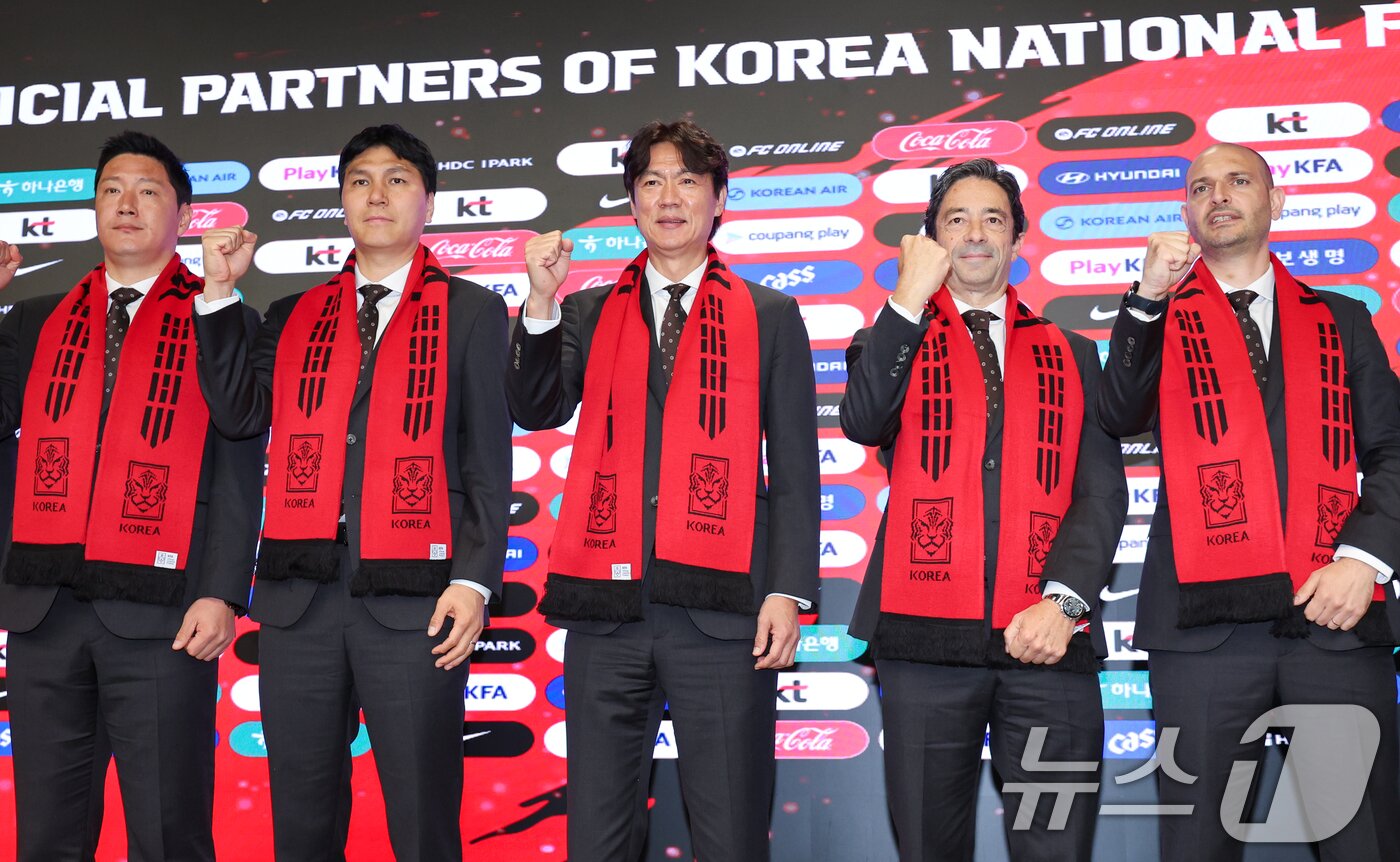 본문 이미지 - 홍명보 감독을 비롯한 대한민국 축구국가대표팀 코칭스태프들이 16일 오후 서울 종로구 KT온마당에서 2026 FIFA 북중미 월드컵 최종 명단 발표 기자회견을 마친 뒤 기념 촬영을 하고 있다. 2026.5.16 ⓒ 뉴스1 안은나 기자