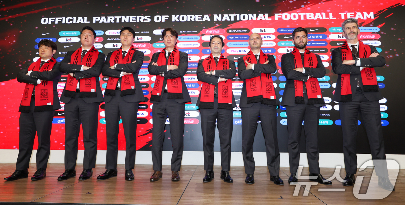 (서울=뉴스1) 안은나 기자 = 홍명보 감독을 비롯한 대한민국 축구국가대표팀 코칭스태프들이 16일 오후 서울 종로구 KT온마당에서 2026 FIFA 북중미 월드컵 최종 명단 발표 …