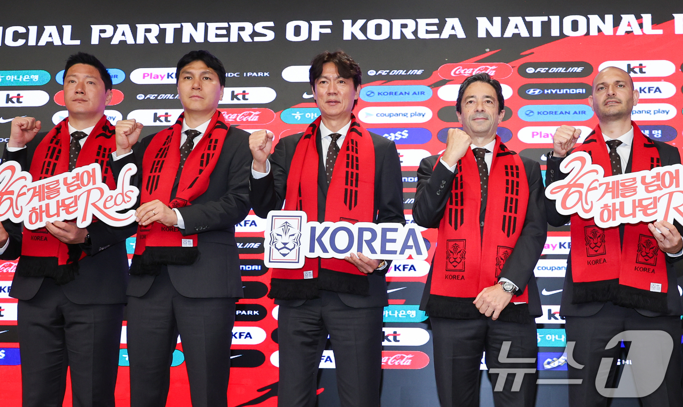(서울=뉴스1) 안은나 기자 = 홍명보 감독을 비롯한 대한민국 축구국가대표팀 코칭스태프들이 16일 오후 서울 종로구 KT온마당에서 2026 FIFA 북중미 월드컵 최종 명단 발표 …