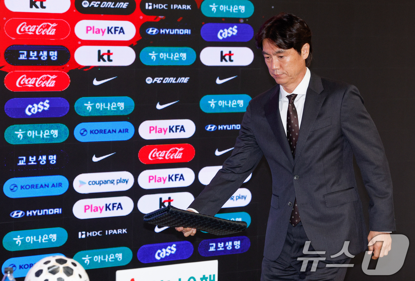 (서울=뉴스1) 안은나 기자 = 홍명보 감독이 16일 오후 서울 종로구 KT온마당에서 열린 2026 FIFA 북중미 월드컵 대한민국 축구국가대표팀 최종 명단 발표 기자회견에 입장하 …
