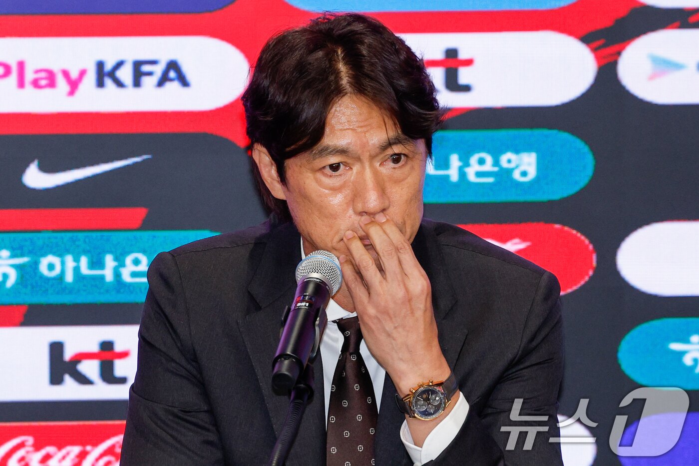 본문 이미지 - 홍명보 감독이 16일 오후 서울 종로구 KT온마당에서 2026 FIFA 북중미 월드컵 대한민국 축구국가대표팀 최종 명단 발표를 마친 뒤 취재진 질문을 듣고 있다. 2026.5.16 ⓒ 뉴스1 안은나 기자