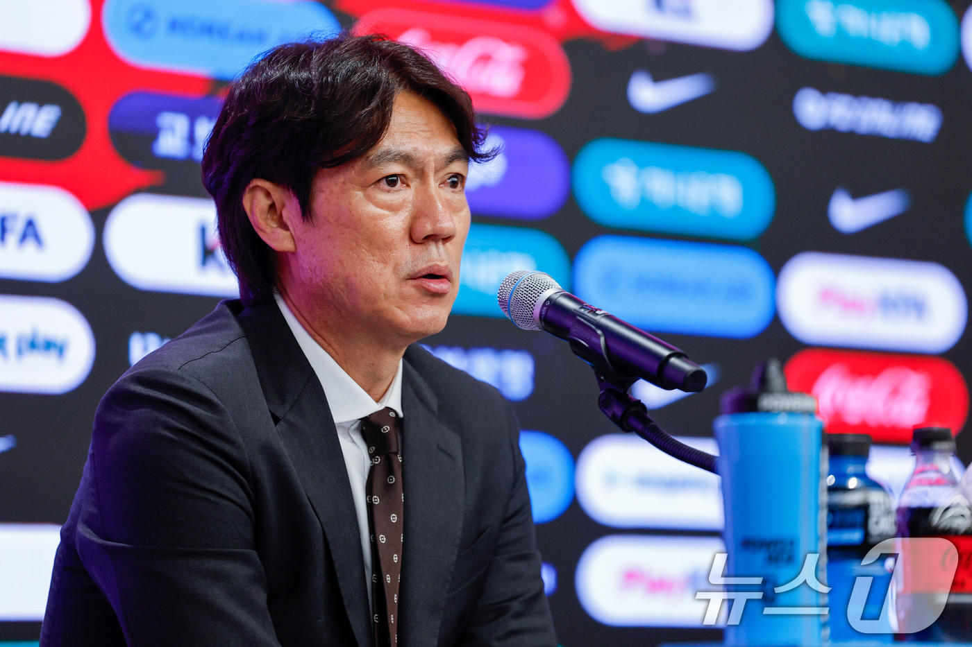 (서울=뉴스1) 안은나 기자 = 홍명보 감독이 16일 오후 서울 종로구 KT온마당에서 2026 FIFA 북중미 월드컵 대한민국 축구국가대표팀 최종 명단 발표를 마친 뒤 취재진 질문 …