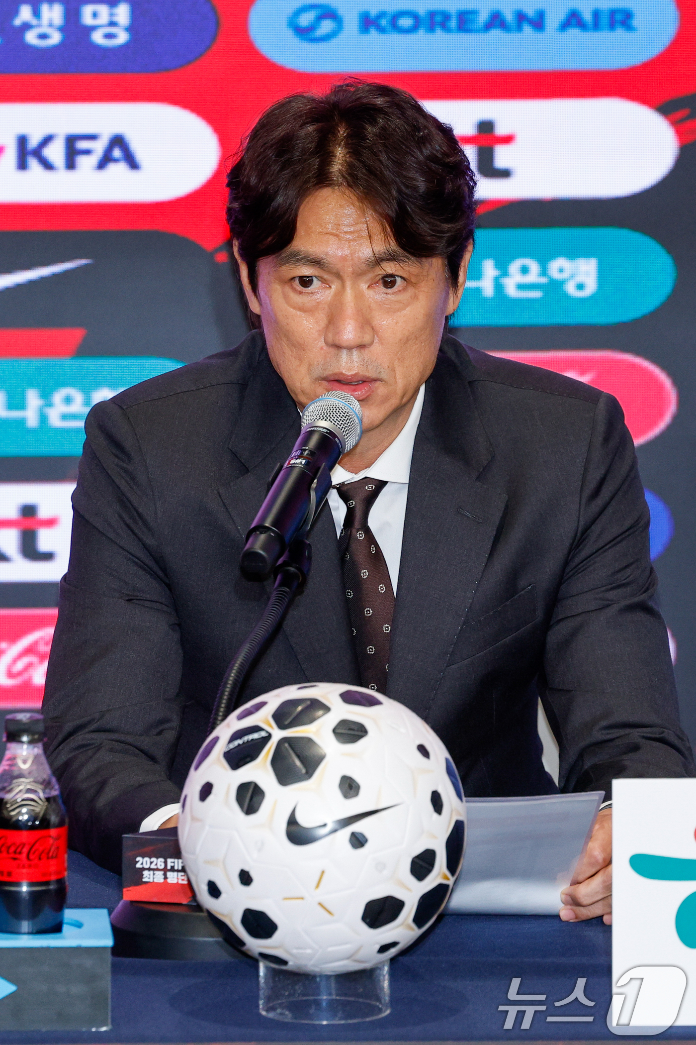 (서울=뉴스1) 안은나 기자 = 홍명보 감독이 16일 오후 서울 종로구 KT온마당에서 2026 FIFA 북중미 월드컵 대한민국 축구국가대표팀 최종 명단 발표를 마친 뒤 취재진 질문 …