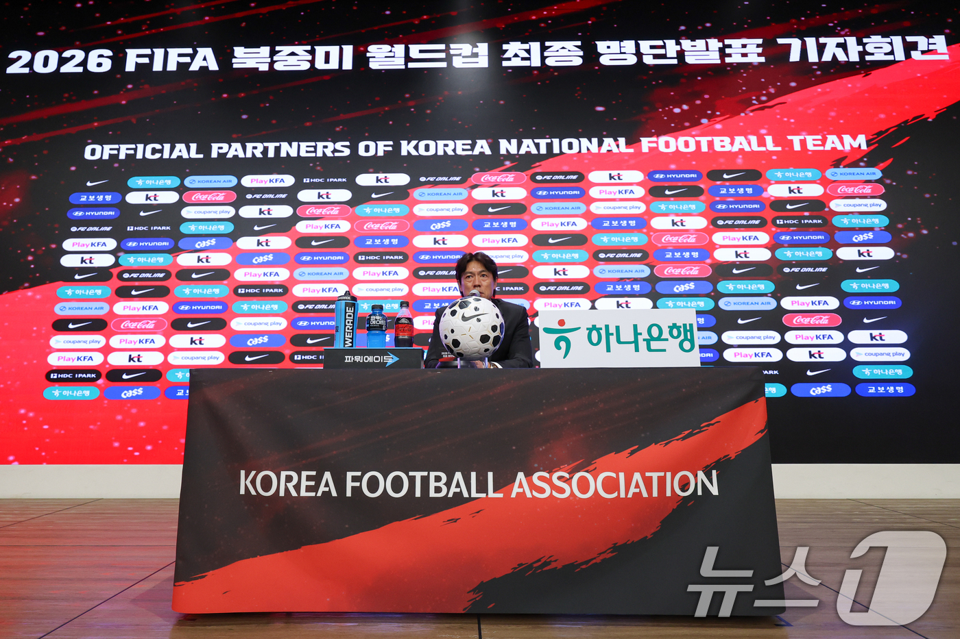 (서울=뉴스1) 안은나 기자 = 홍명보 감독이 16일 오후 서울 종로구 KT온마당에서 2026 FIFA 북중미 월드컵 대한민국 축구국가대표팀 최종 명단 발표를 마친 뒤 취재진 질문 …