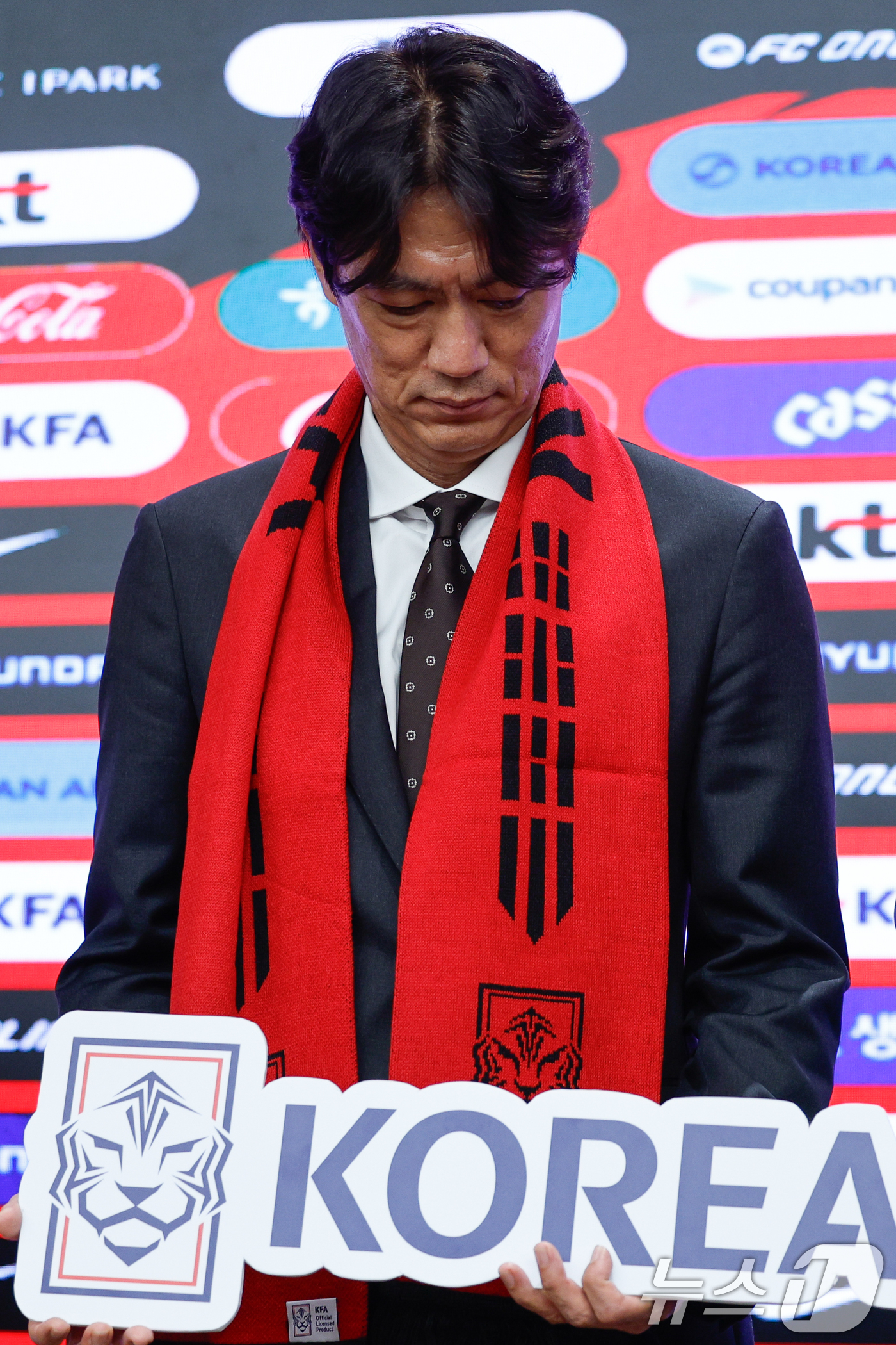 (서울=뉴스1) 안은나 기자 = 홍명보 감독이 16일 오후 서울 종로구 KT온마당에서 2026 FIFA 북중미 월드컵 대한민국 축구국가대표팀 최종 명단 발표 기자회견을 마친 뒤 기 …