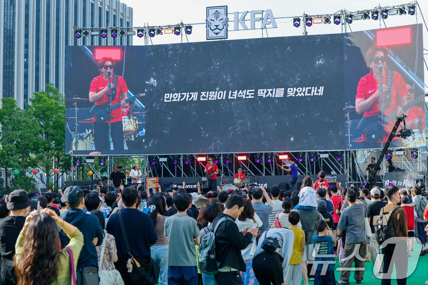 (서울=뉴스1) 안은나 기자 = 윤도현밴드(YB)가 16일 오후 서울 종로구 광화문광장에서 2026 FIFA 북중미 월드컵 대한민국 축구국가대표팀 최종 명단 발표를 기념해 치어링 …