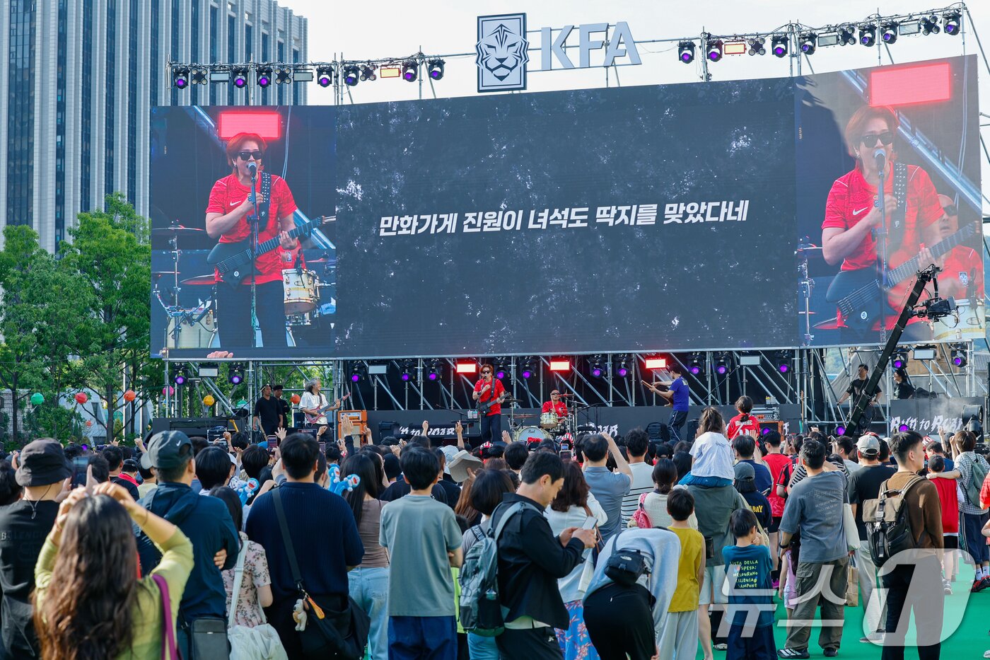 본문 이미지 - 윤도현밴드(YB)가 16일 오후 서울 종로구 광화문광장에서 2026 FIFA 북중미 월드컵 대한민국 축구국가대표팀 최종 명단 발표를 기념해 치어링 콘서트를 펼치고 있다. 2026.5.16 ⓒ 뉴스1 안은나 기자