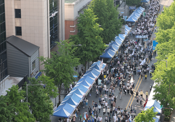 주먹밥 만들고 뛰고 행진하고…5·18 46주년 민주주의 대축제