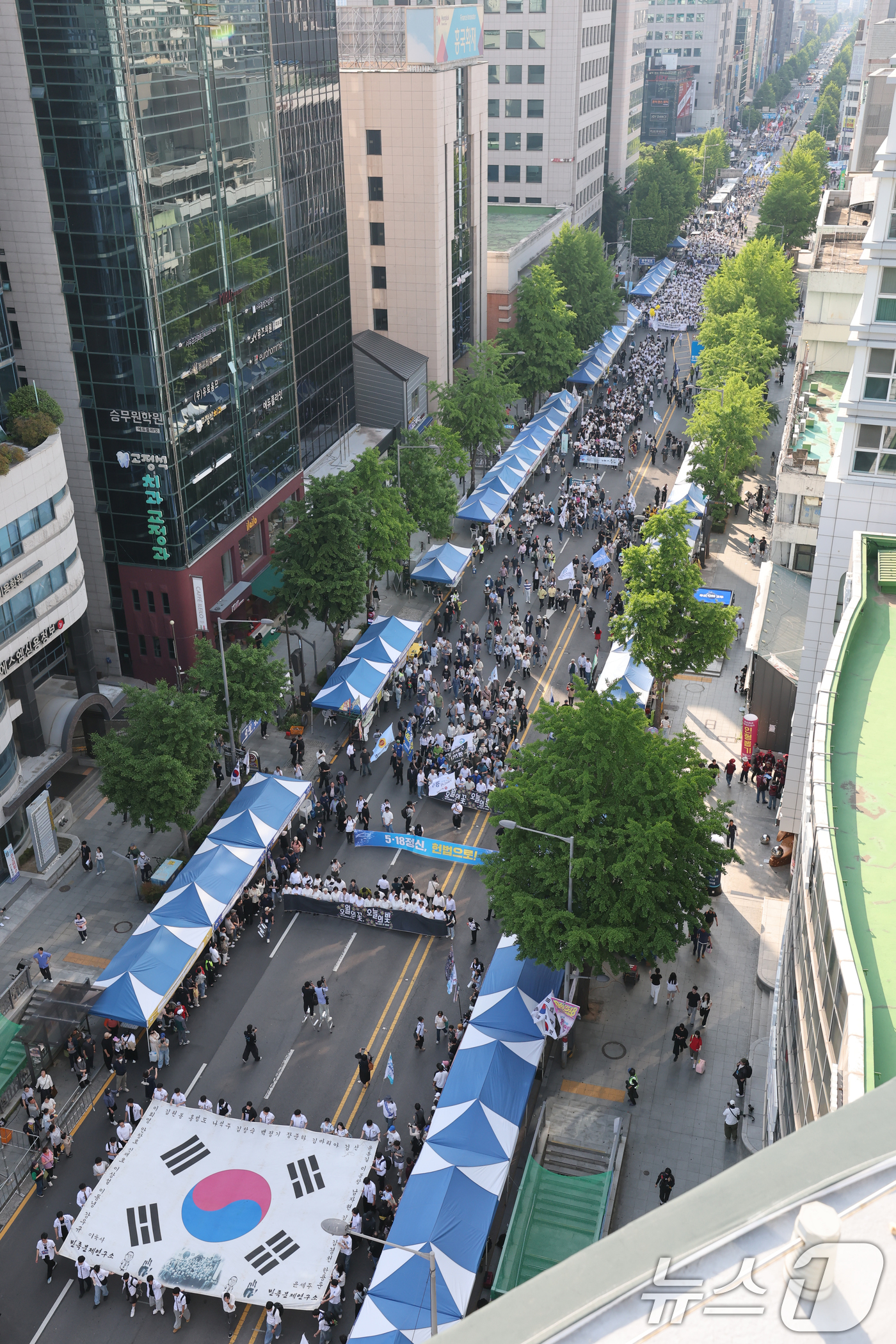 (광주=뉴스1) 김태성 기자 = 1980년 금남로로 행진했던 '민족민주화 성회' 행진을 재현하는 민주평화대행진 참가자들이 16일 북동성당, 광주고교, 광주역 등에서 출발해 금남로에 …