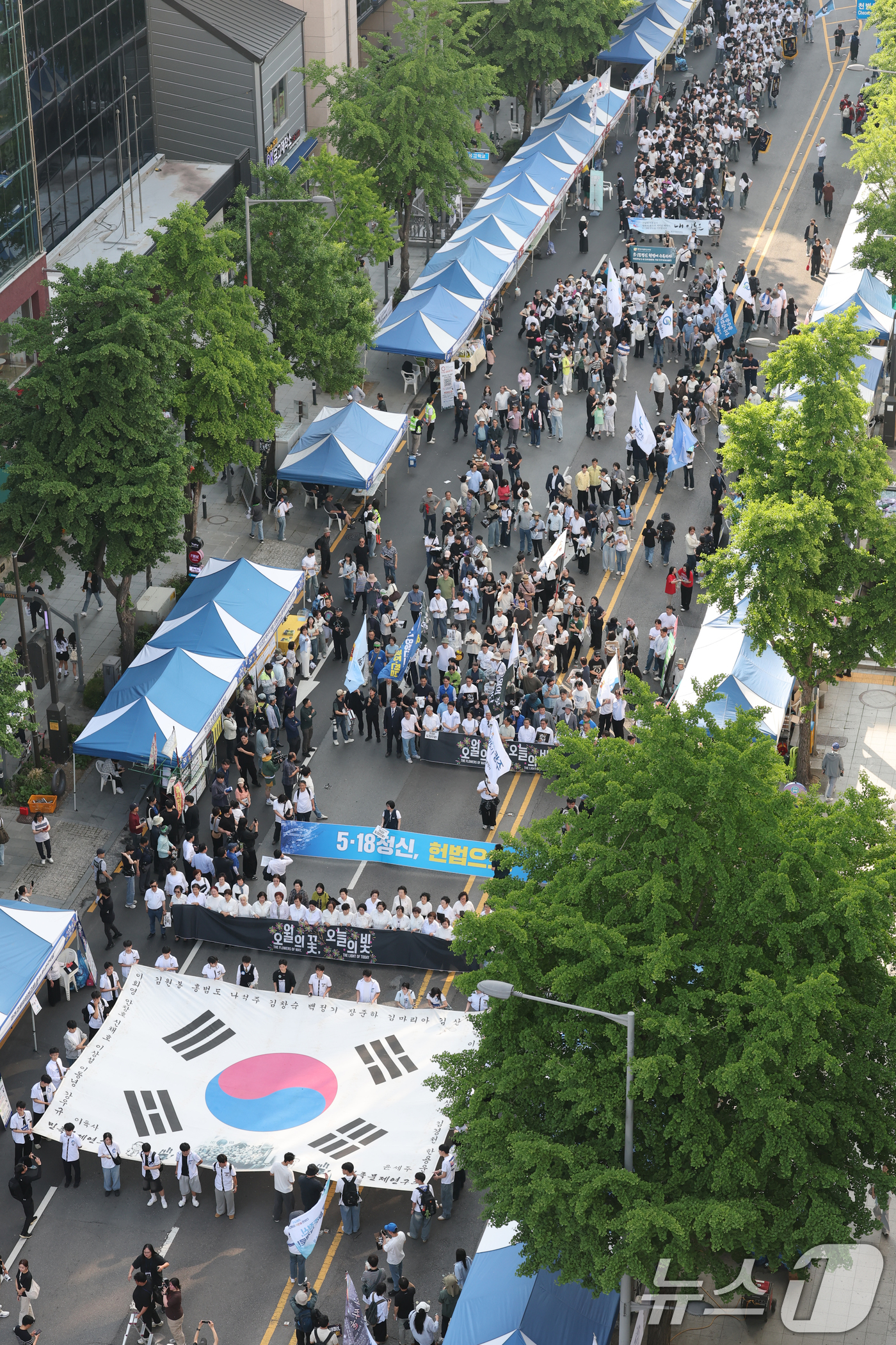 (광주=뉴스1) 김태성 기자 = 1980년 금남로로 행진했던 '민족민주화 성회' 행진을 재현하는 민주평화대행진 참가자들이 16일 북동성당, 광주고교, 광주역 등에서 출발해 금남로에 …