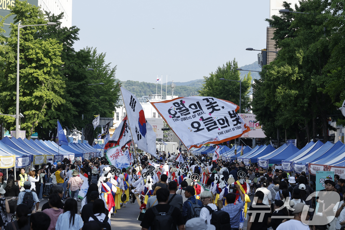 (광주=뉴스1) 김태성 기자 = 5·18 민주화운동 46주년을 앞두고 16일 1980년 금남로로 행진했던 '민족민주화 성회' 행진을 재현하는 민주평화대행진이 금남로에서 펼쳐지고 있 …