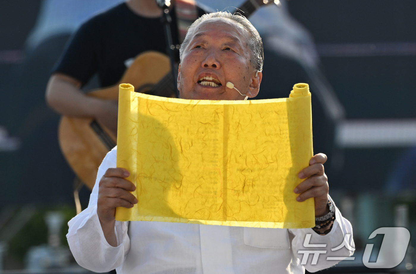 (광주=뉴스1) 김태성 기자 = 김준태 시인이 5·18민주화운동 46주기를 이틀 앞둔 16일 오후 광주 동구 금남로에서 열린 민주의밤 행사에서  5·18 추모시 '아아 광주여, 우 …