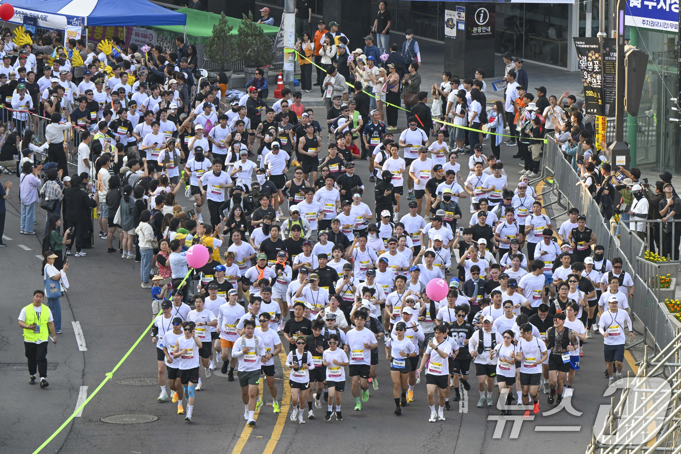 (광주=뉴스1) 김태성 기자 = ·제46주년 5·18민중항쟁 기념일을 앞두고 16일 오후 '런(RUN) 5·18 도청 가는 길' 참가자들이 금남로를 넘어 5·18 민주광장으로 들어 …