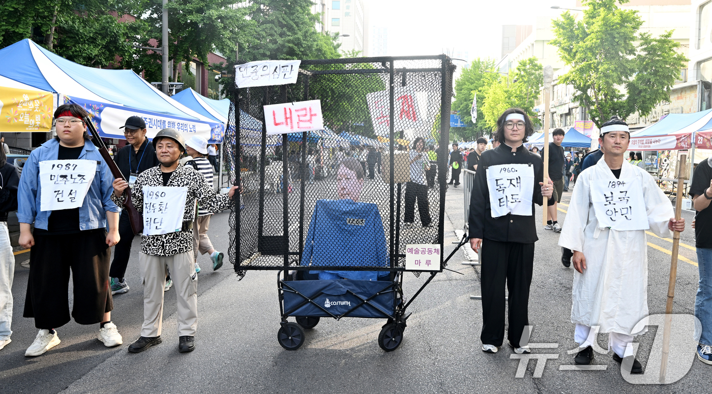 (광주=뉴스1) 김태성 기자 = 제46주년 5·18민주화운동 기념행사 민주의밤이 열린 16일 광주 동구 금남로에서 시민들이 윤석열 전 대통령 사진을 철장에 넣은채 행진하고 있다. …