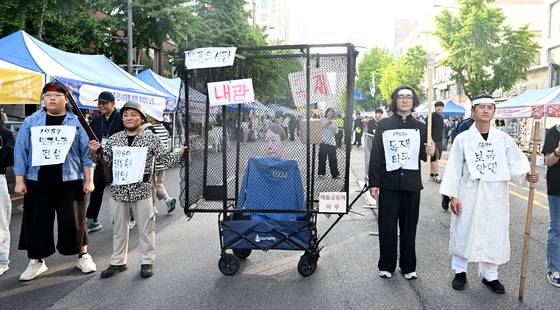 행진하는 윤석열 철창