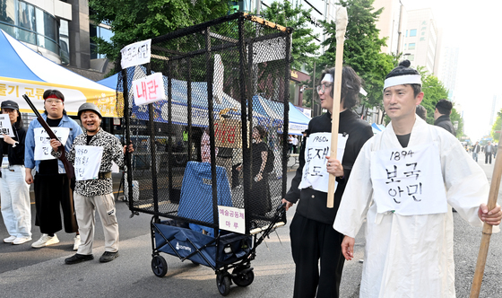 금남로 행진하는 윤석열 철창