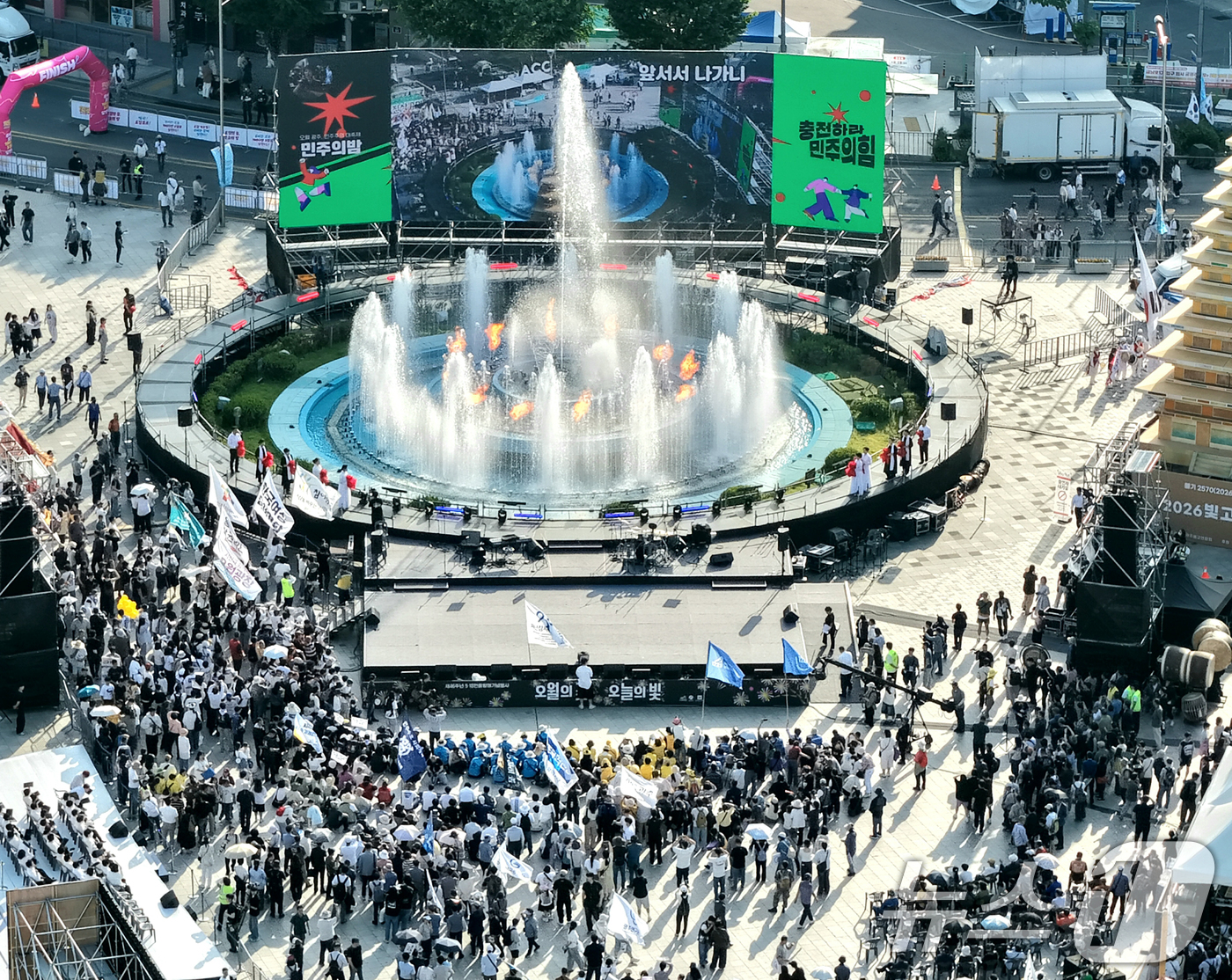 (광주=뉴스1) 김태성 기자 = 5·18민주화운동 46주기를 이틀 앞둔 16일 오후 광주 동구 5.18민주광장에서 5·18민중항쟁기념행사위원회의 민주의밤 행사가 펼쳐지고 있다. 2 …