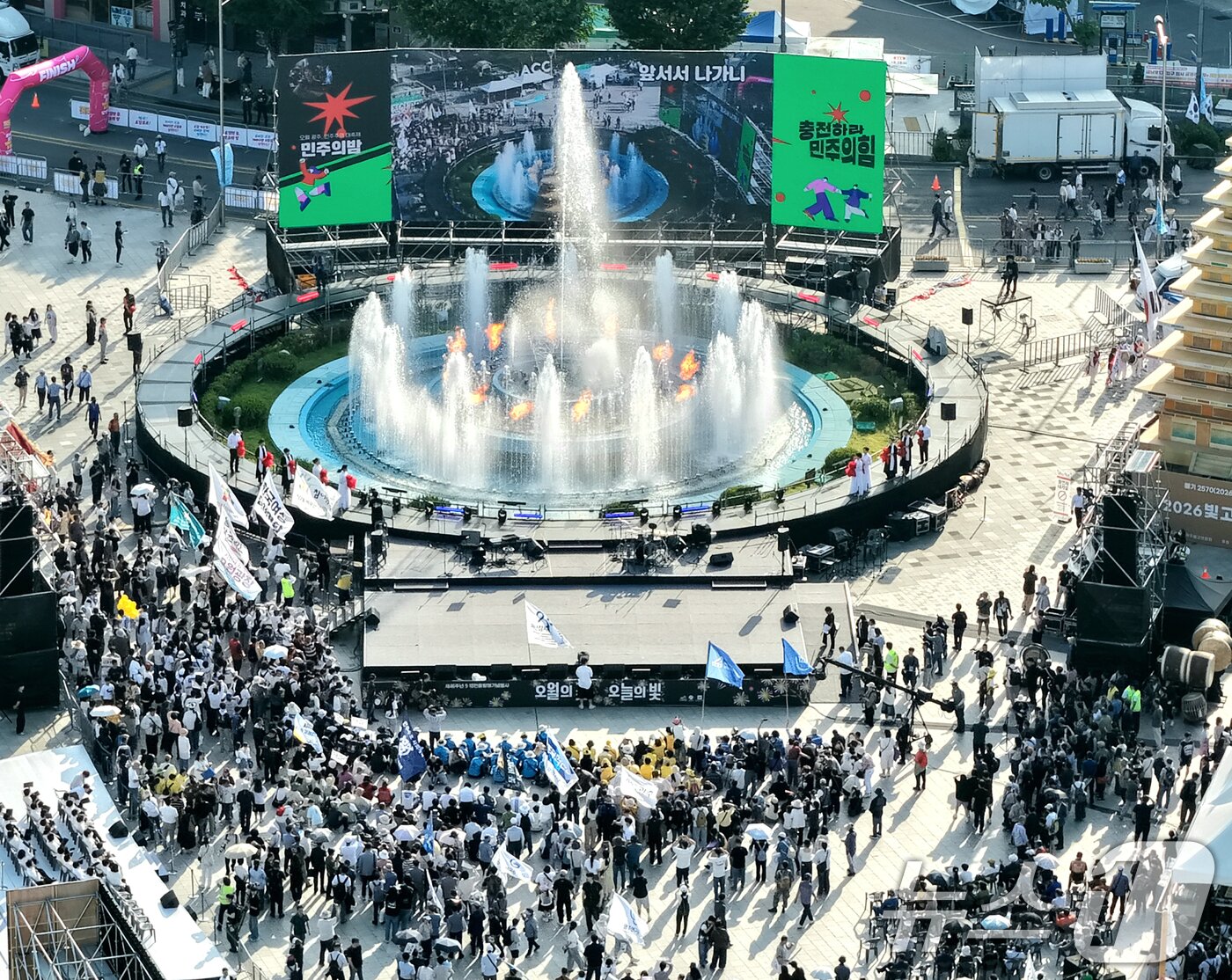 본문 이미지 - 5·18민주화운동 46주기를 이틀 앞둔 16일 오후 광주 동구 5.18민주광장에서 5·18민중항쟁기념행사위원회의 민주의밤 행사가 펼쳐지고 있다. 2026.5.16 ⓒ 뉴스1 김태성 기자