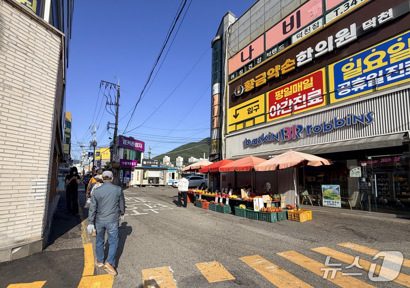 본문 이미지 - 16일 오후 부산 북구 덕천동 덕천역 인근에 사람들이 지나다니고 있다. 2026.05.16 ⓒ 뉴스1 김세정 기자