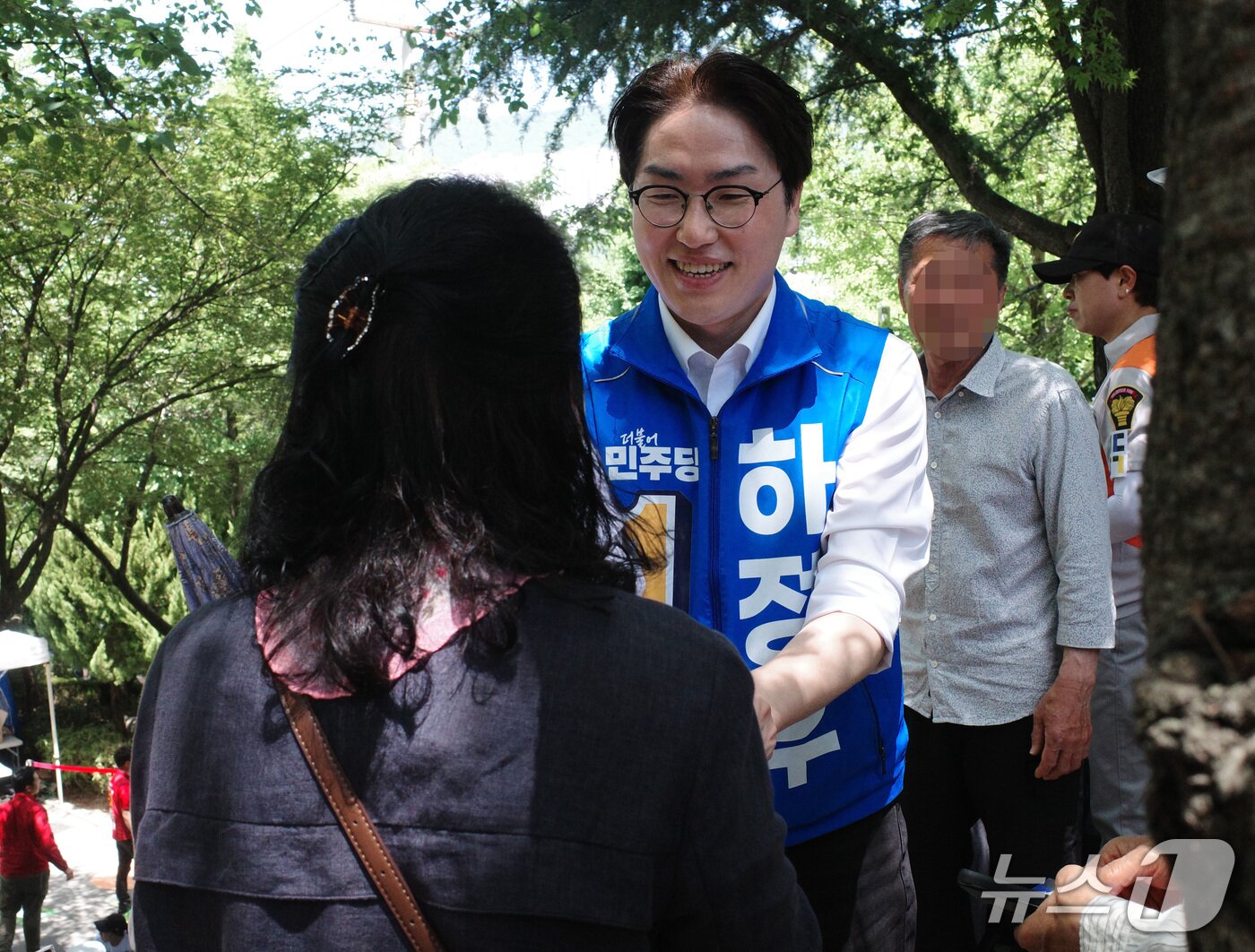 본문 이미지 - 하정우 더불어민주당 부산 북구갑 국회의원 보궐선거 후보가 16일 부산 북구 만덕동 백양근린공원에서 열린 만덕지기 마을축제에서 지역주민과 인사하고 있다. 2026.05.16 ⓒ 뉴스1 김세정 기자