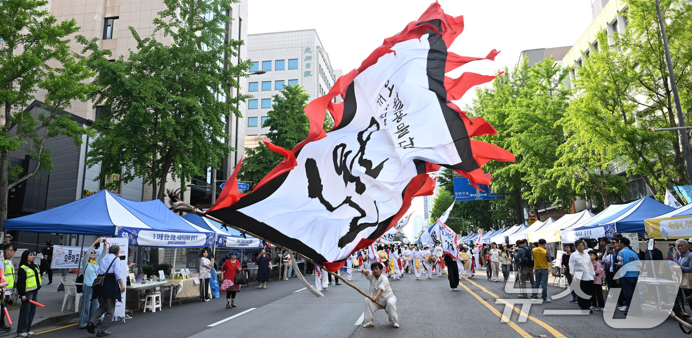 (광주=뉴스1) 김태성 기자 = 5·18 민주화운동 46주년을 앞두고 16일 1980년 금남로로 행진했던 '민족민주화 성회' 행진을 재현하는 민주평화대행진이 금남로에서 펼쳐지고 있 …