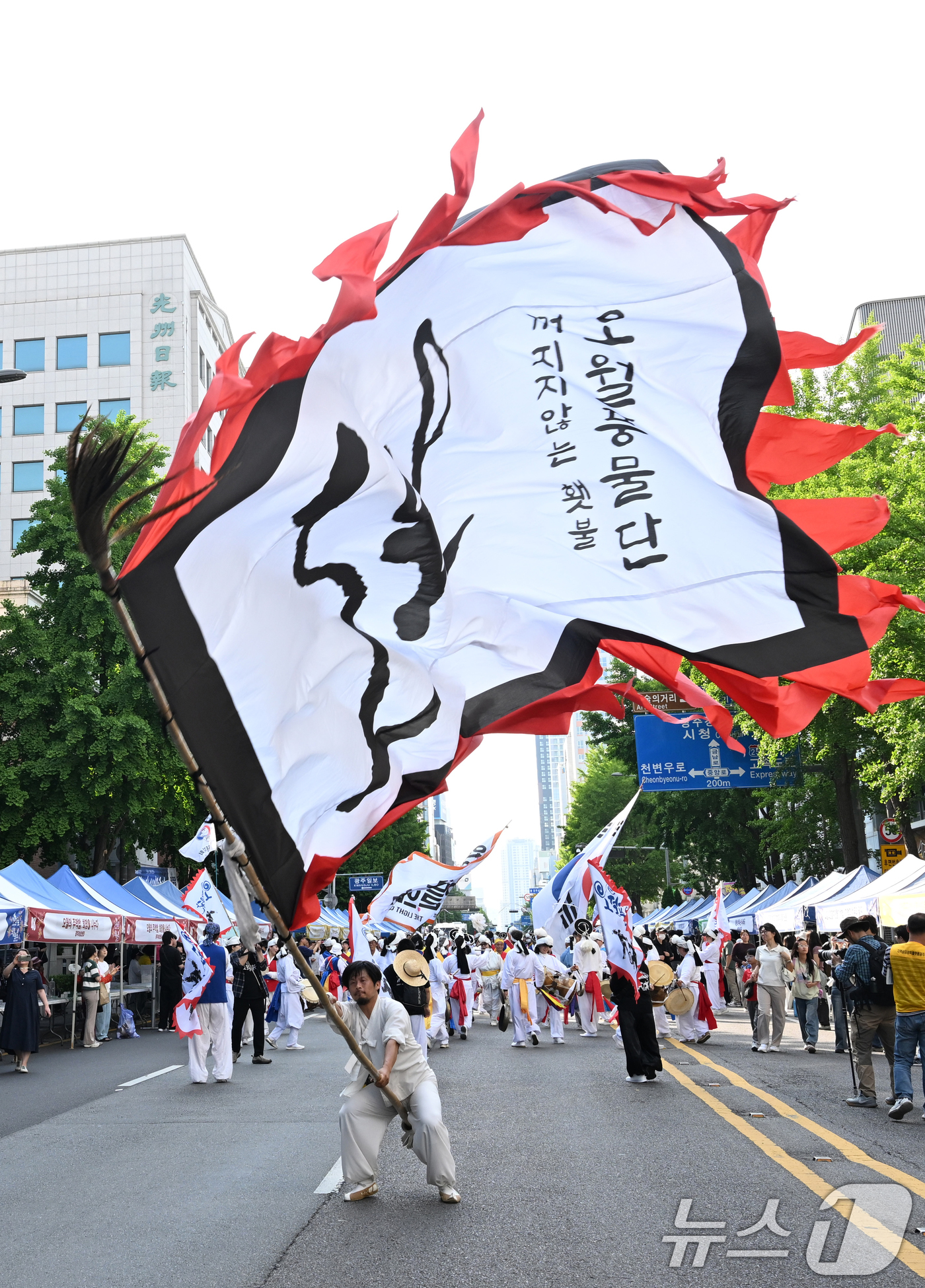 (광주=뉴스1) 김태성 기자 = 5·18 민주화운동 46주년을 앞두고 16일 1980년 금남로로 행진했던 '민족민주화 성회' 행진을 재현하는 민주평화대행진이 금남로에서 펼쳐지고 있 …