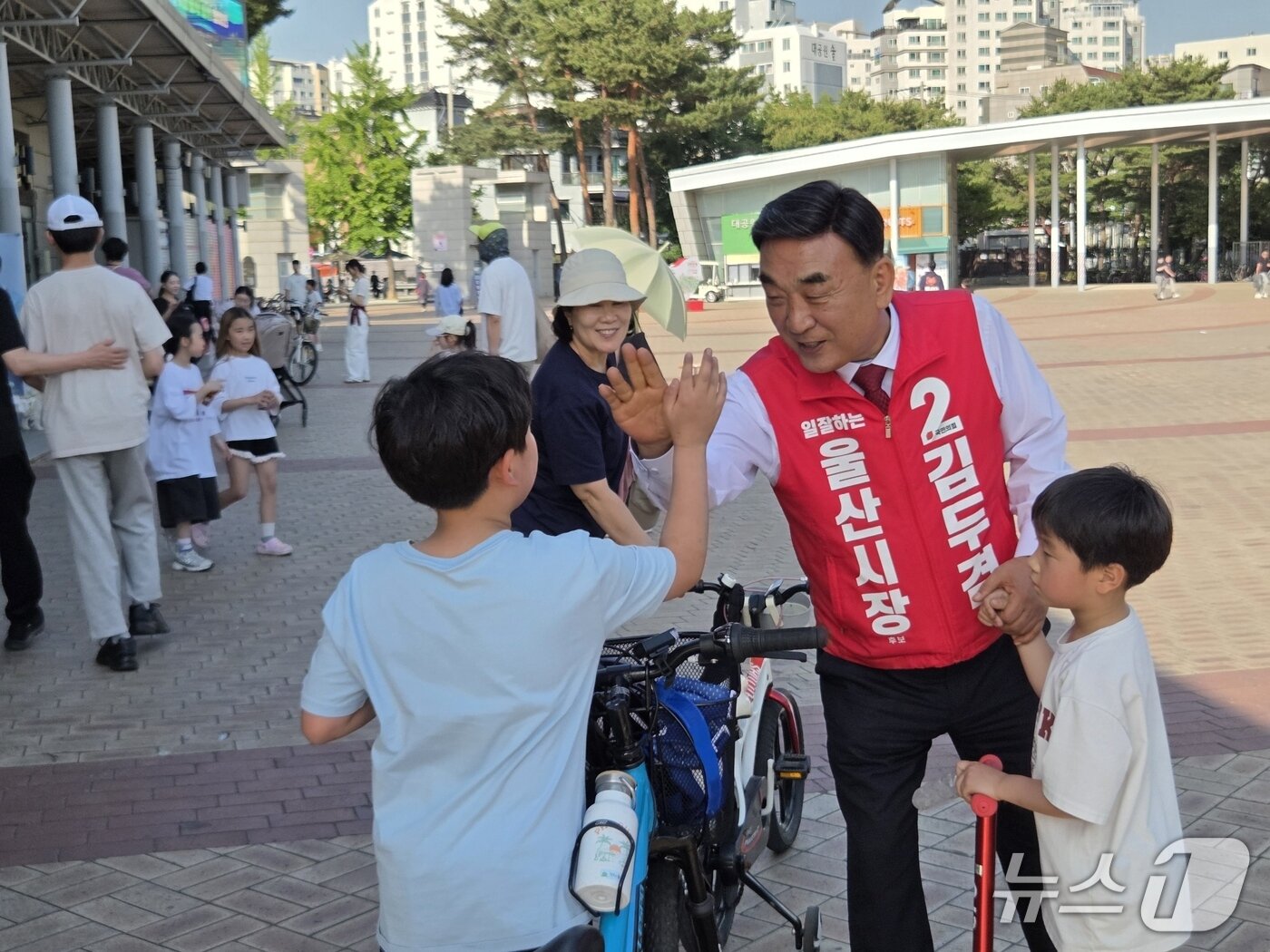 본문 이미지 - 국민의힘 김두겸 울산시장 후보가 16일 오후 남구 울산대공원에서 시민들과 인사하고 있다.(후보 측 제공. 재판매 및 DB금지)/뉴스1