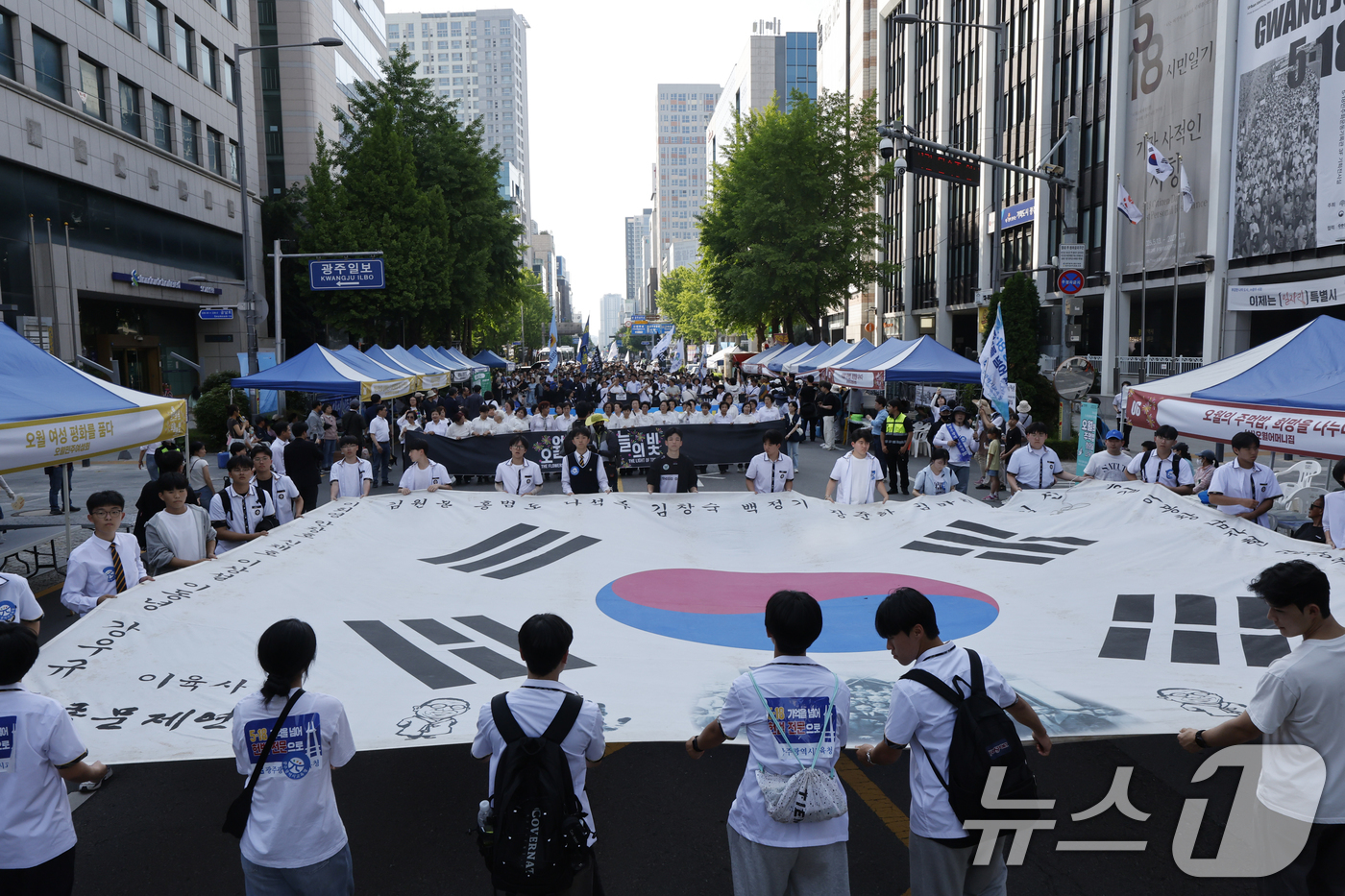 (광주=뉴스1) 김태성 기자 = 5·18 민주화운동 46주년을 앞두고 16일 1980년 금남로로 행진했던 '민족민주화 성회' 행진을 재현하는 민주평화대행진이 금남로에서 펼쳐지고 있 …
