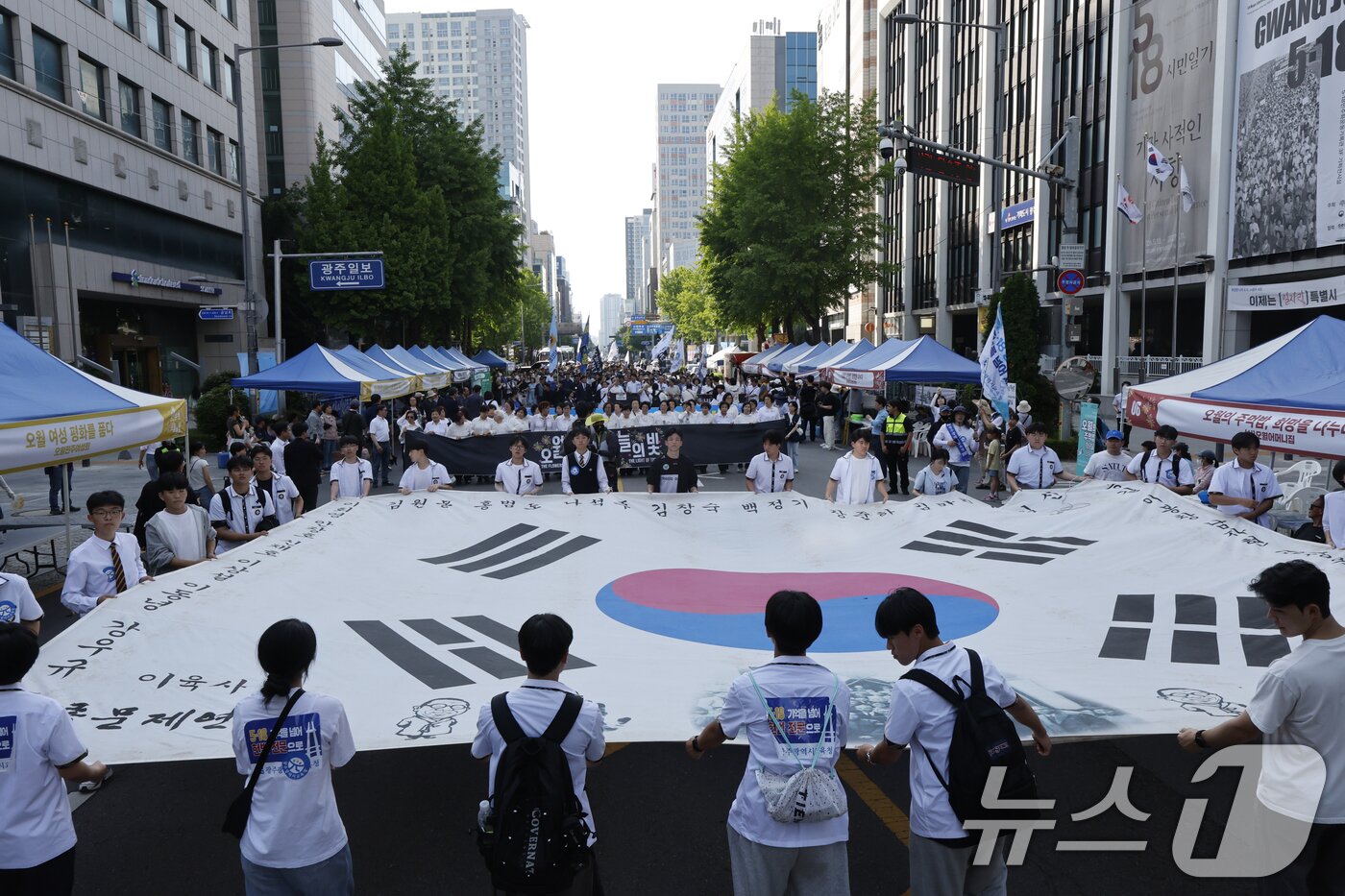 본문 이미지 - 5·18 민주화운동 46주년을 앞두고 16일 1980년 금남로로 행진했던 '민족민주화 성회' 행진을 재현하는 민주평화대행진이 금남로에서 펼쳐지고 있다. 2026.5.16 ⓒ 뉴스1 김태성 기자