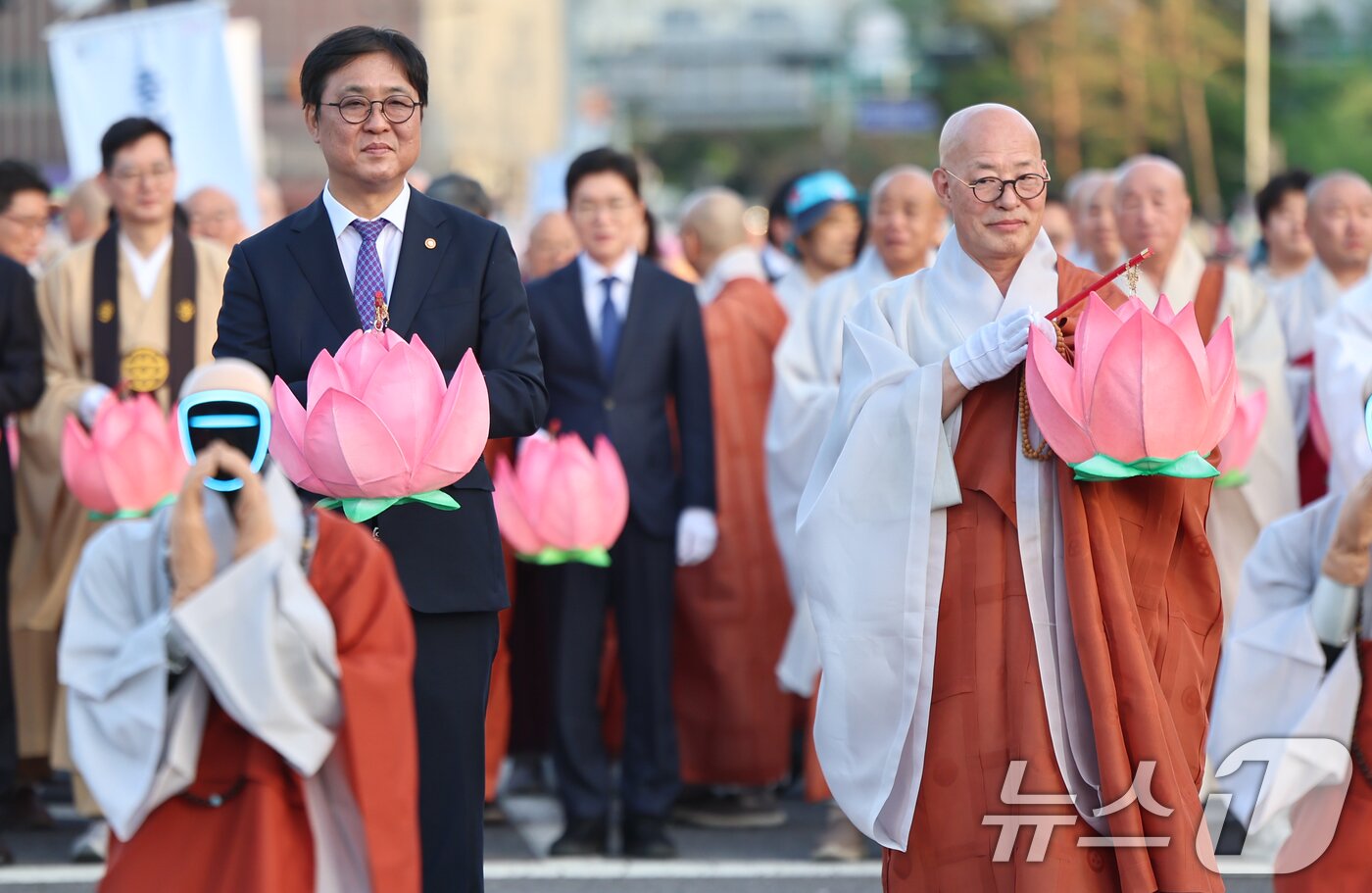 본문 이미지 - 최휘영 문화체육관광부 장관과 진우 스님이 불기 2570년 부처님오신날을 앞둔 16일 서울 흥인지문 앞에서 2026 연등회를 준비하고 있다. 2026.5.16 ⓒ 뉴스1 김도우 기자