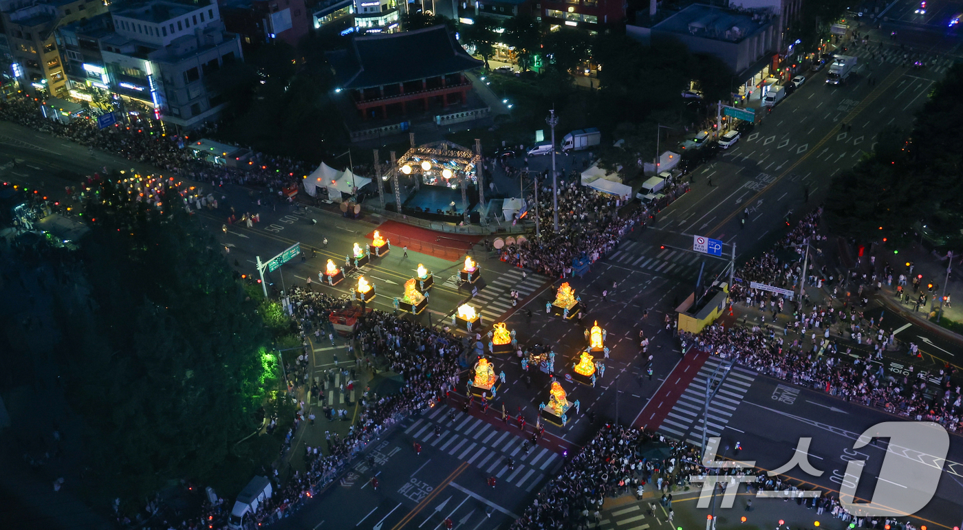 (서울=뉴스1) 안은나 기자 = 불기2570(2026)년 부처님 오신날을 기념해 연등회 행사가 열린 16일 서울 종로구 보신각 일대에서 연등행렬이 행진하고 있다. 2026.5.16 …