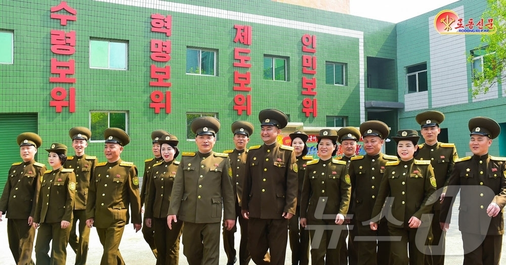 (평양 노동신문=뉴스1) = 북한 노동당 기관지 노동신문은 17일 "중구역안전부 일군들과 안전원들이 인민을 위해 멸사복무하는 참된 수호자로서의 본분을 다하고 있다"면서 "인민들로부 …