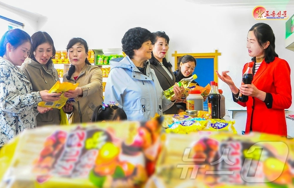 (평양 노동신문=뉴스1) = 북한 노동당 기관지 노동신문은 17일 "지방공업공장의 생산 제품을 통해 성천군 주민들의 생활이 개선되고 있다"면서 "생활 속 편의와 소비 환경이 변화하 …