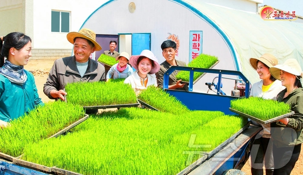 (평양 노동신문=뉴스1) = 북한 노동당 기관지 노동신문은 17일 "안악군 엄곳농장에서 모내기 선행공정을 앞세우고 농기계 가동률을 높이며 작업을 추진하고 있다"고 보도했다.[국내에 …