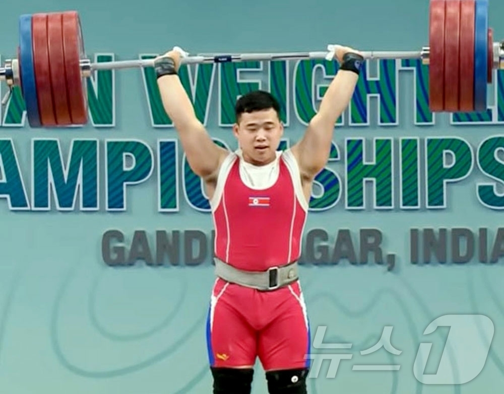 (평양 노동신문=뉴스1) = 북한 노동당 기관지 노동신문은 17일 "아시아역도선수권대회 남자 88kg급에 출전한 노광렬이 추켜올리기(용상) 220kg, 종합 387kg으로 1위를 …