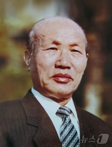(평양 노동신문=뉴스1) = 북한 노동당 기관지 노동신문은 17일 "당의 손길 아래 세계적인 대문호로 성장한 백인준의 삶과 업적이 주체문학예술사에 뚜렷한 자취를 남겼다"고 보도했다 …