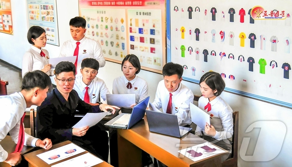 (평양 노동신문=뉴스1) = 북한 노동당 기관지 노동신문은 17일 "평양출판인쇄대학에서 국기를 형상한 도안 창작에 지혜를 모으고 있다"면서 "국기를 반영한 다양한 제품 디자인이 확 …